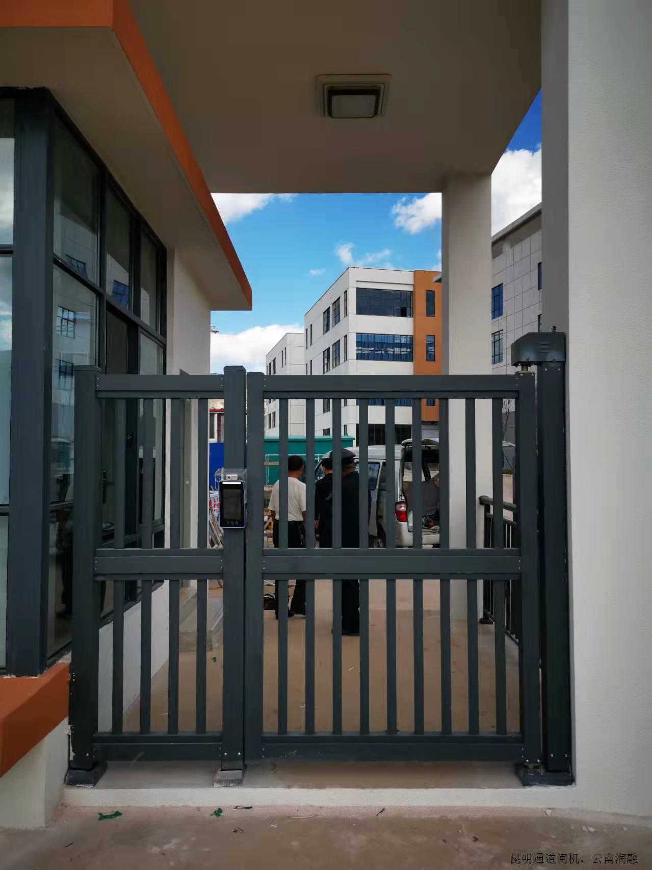 云南恩惠塑业厂区定制铝艺门+测温人脸识别