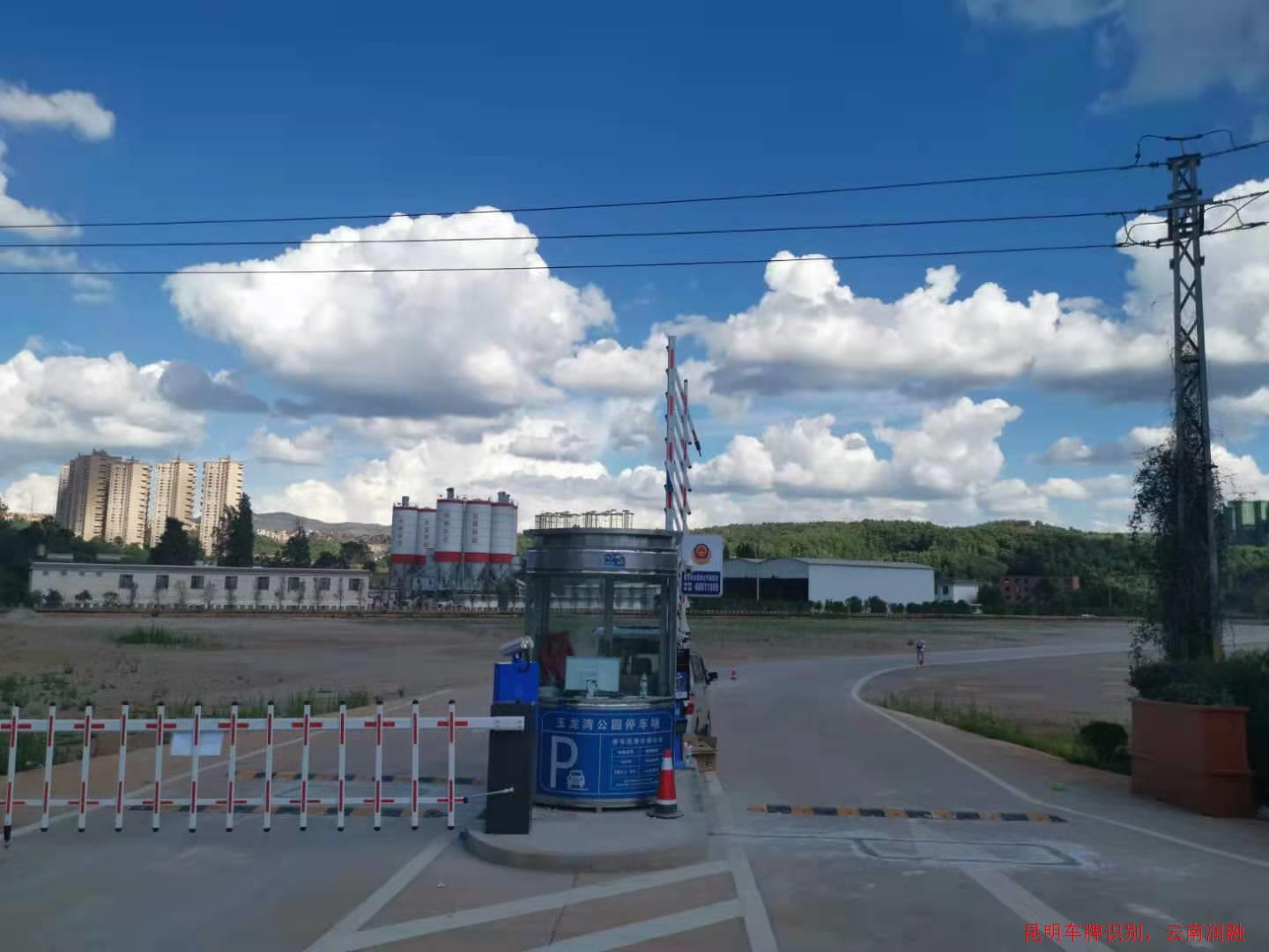 安宁玉龙湾公园正门车牌识别